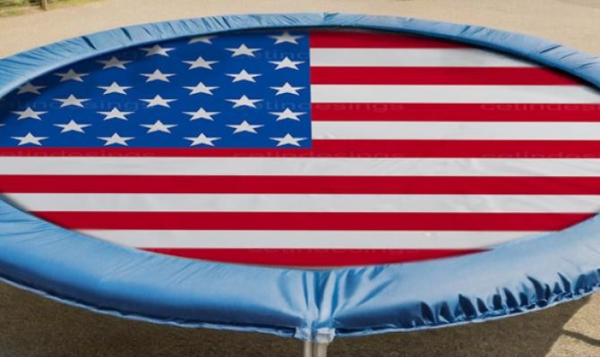 Cama elástica redonda con la bandera de los Estados Unidos