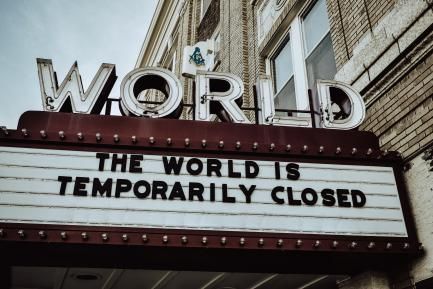 Marquesina de un cine con el texto "The world is temporarily closed"