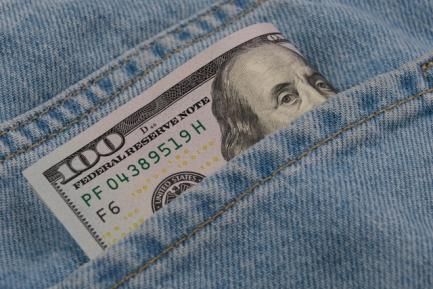 Billete de dólar en el bolsillo trasero de un pantalón vaquero. Photo by engin Akyurt on Unsplash