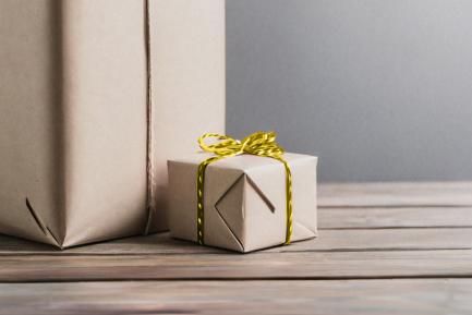 Regalo grande y regalo pequeño para ilustrar la desigualdad de ingresos