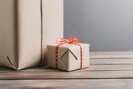 Regalo grande y regalo pequeño para ilustrar la desigualdad de ingresos