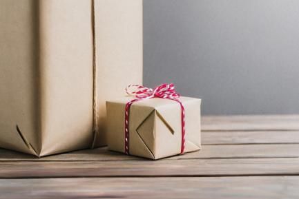 Regalo grande y regalo pequeño para ilustrar la desigualdad de ingresos