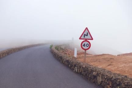 Carretera con niebla y señales de tráfico. Foto de Ksenia Kudelkina en Unsplah