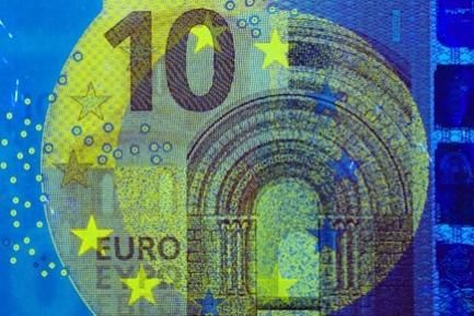 Billete de euro bajo luz de infrarrojos. Photo by Immo Wegmann on Unsplash