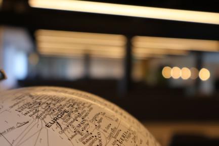 Globo terráqueo en el que se ve parcialmente el mapa de Europa occiendental. Photo by Colin White on Unsplash