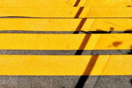 Escalones de piedra pintados de amarillo. Photo by Werzk Luuuuuuu on Unsplash