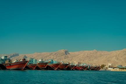 Barcos anclados en la costa iraní. Photo by Iran Mohsen on Unsplash