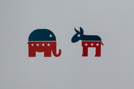Dibujos de un elefante y un burro con los colores de la bandera de EE. UU. para ilustrar un artículo de análisis económico de CaixaBank Research. Photo by Kelly Sikkema on Unsplash