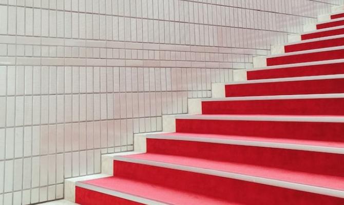 Escalera roja. Photo by Possessed on Unsplash