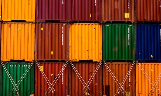 Contenedores. Photo by Ishant Mishra on Unsplash