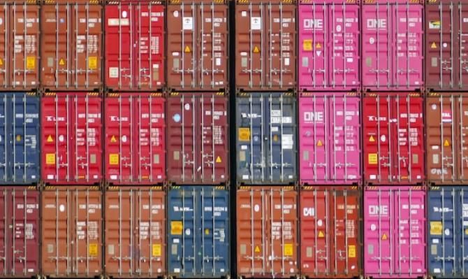 Contenedores. Photo by Marco Bianchetti on Unsplash