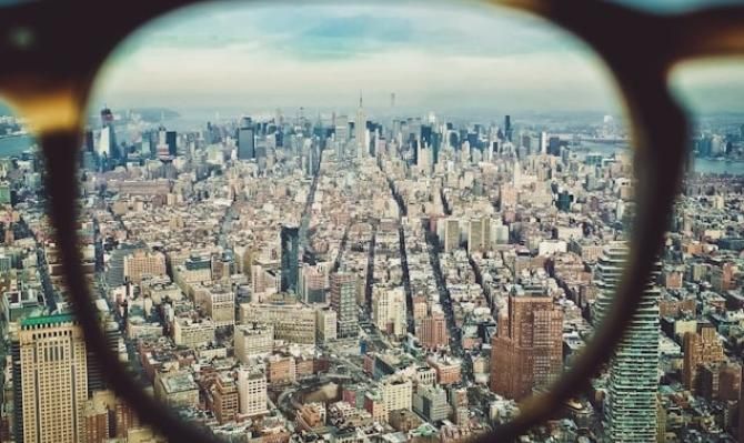 Vista de Nueva York a través del cristal de unas gafas. Photo by Saketh Shy Ckpyjre on Unsplash