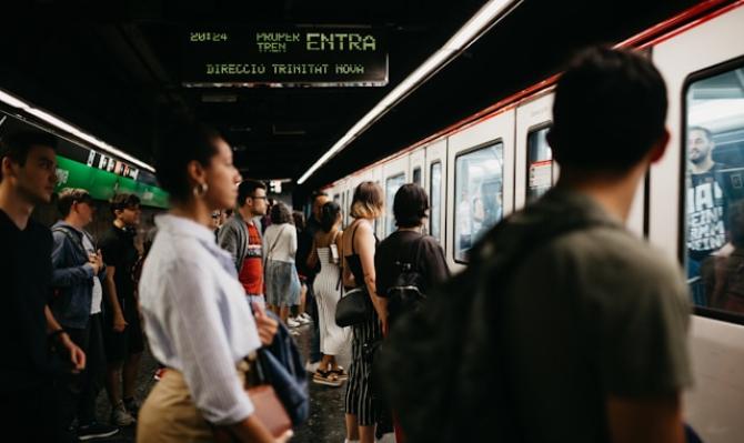 Andén de metro. Photo by Emrecan Arik on Unsplash