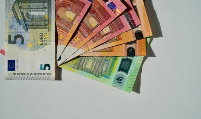 Billetes de euro. Photo by John Vid on Unsplash