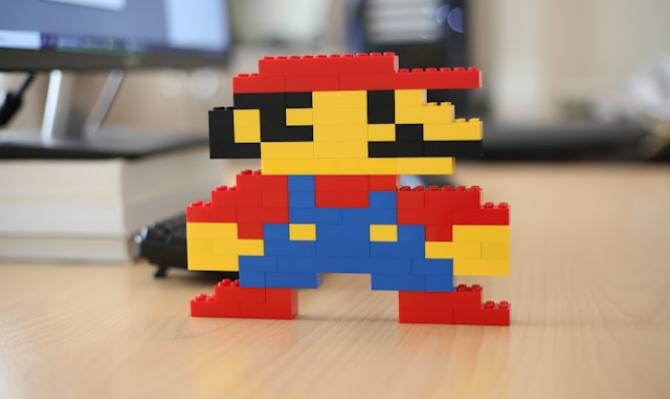 Figurita de Super Mario hecha con piezas de lego. Foto de Sahand Babli en Unsplash