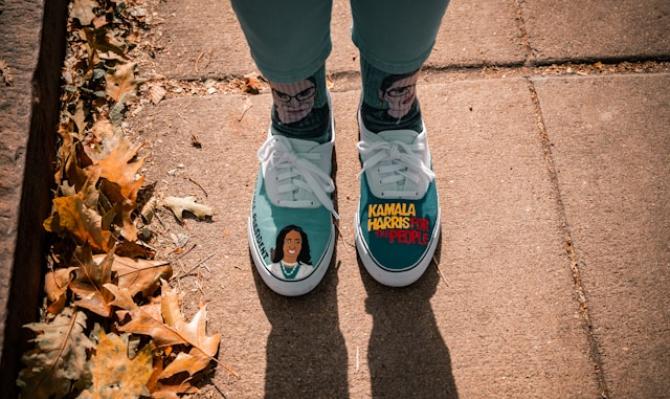 Deportivas customizadas para dar apoyo a Kamala Harris. Foto de Colin Lloyd on Unsplash