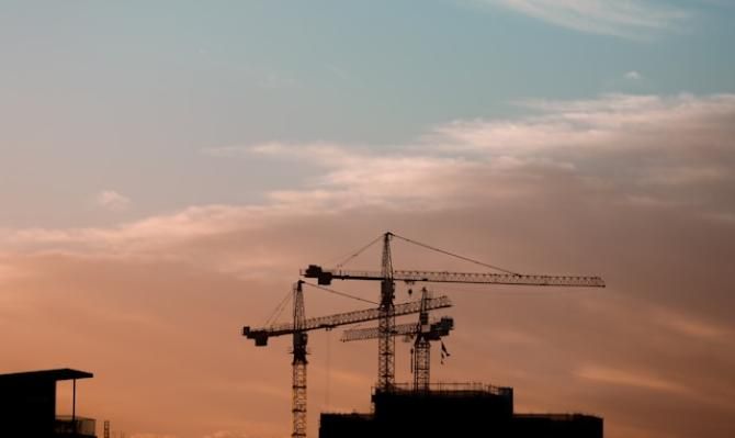Grúas de construcción. Photo by Tye Doring on Unsplash