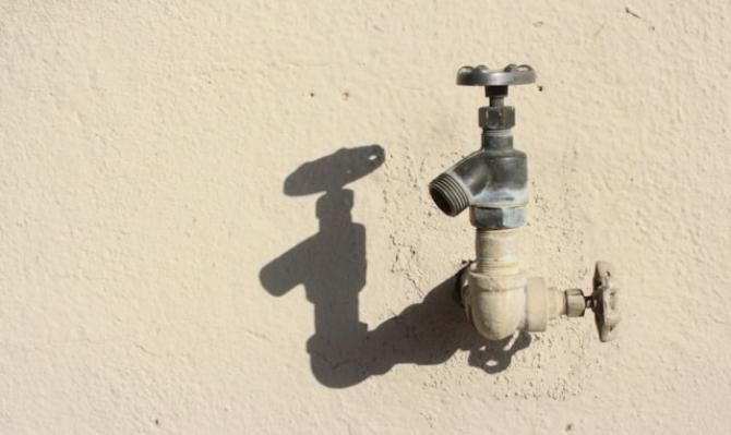 Grifo de agua. Foto de Jennifer Grismer en Unsplash