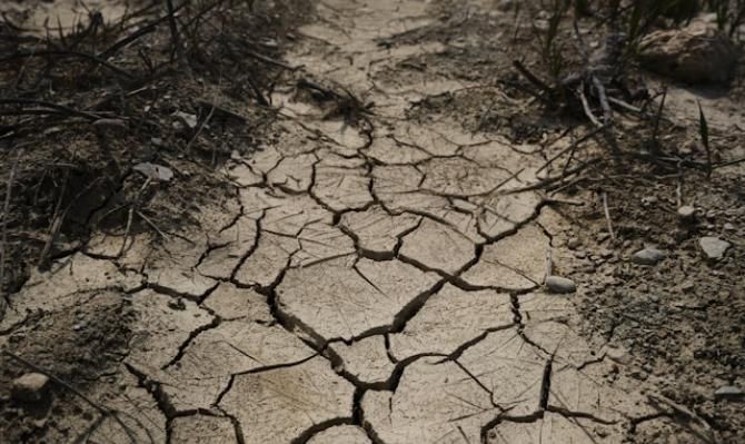 Camino de barro. Photo by Engin Akyurt on Unsplash