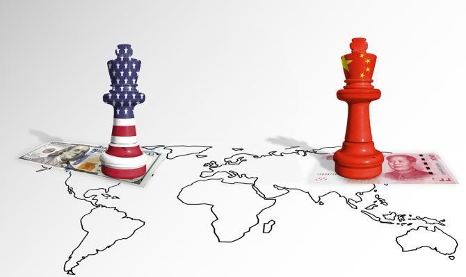 Mapa del mundo con piezas de ajedrez con las banderas estadounidense y china
