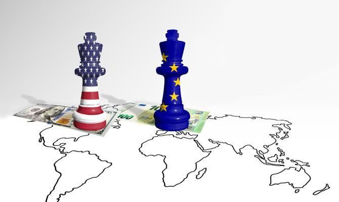 Mapa del mundo con piezas de ajedrez con las banderas estadounidense y europea