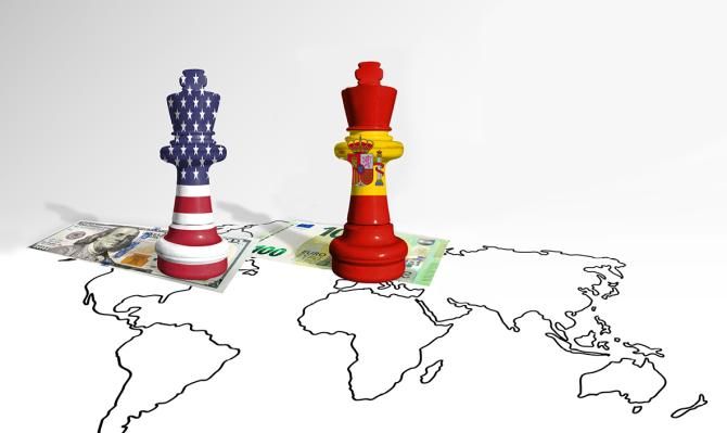 Mapa del mundo con piezas de ajedrez con las banderas estadounidense y española
