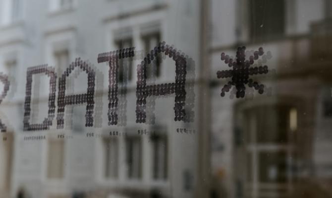 Palabra "DATA" reflejada en un edificio. Foto de Claudio Schwartz en Unsplash