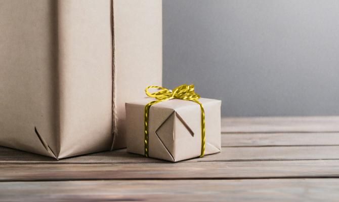 Regalo grande y regalo pequeño para ilustrar la desigualdad de ingresos