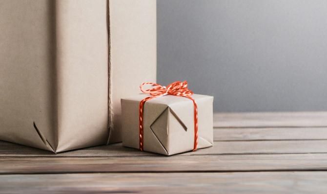 Regalo grande y regalo pequeño para ilustrar la desigualdad de ingresos