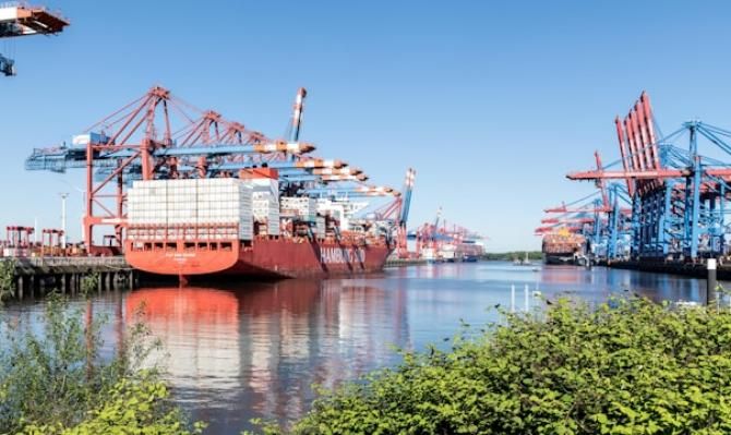 Barco mercante en puerto. Photo by Wolfgang Weiser on Unsplash