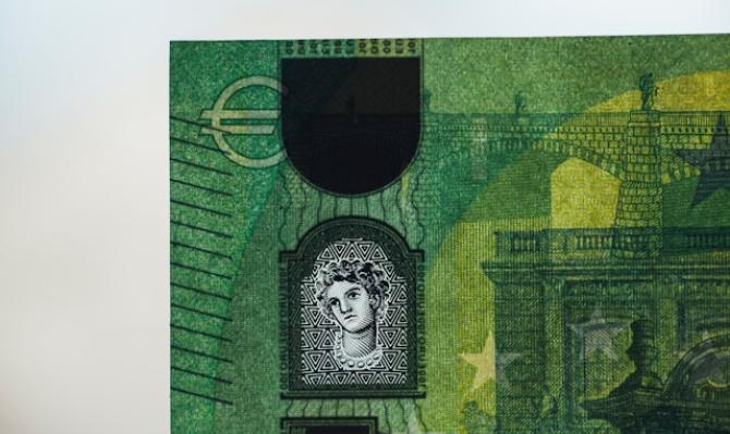 Billete de euro. Phtot by Markus Spiske on Unsplash