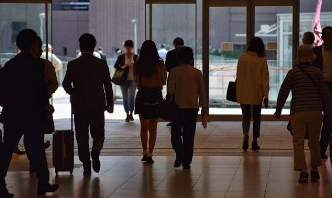 Imagen de personas sugiriendo turismo internacional. Photo by Srinivasan Venkataraman on Unsplash