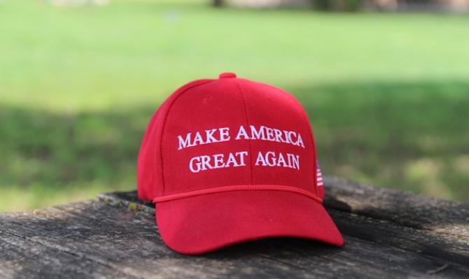 Gorra con el texto "Make America Great Again". Photo by Natilyn Hicks on Unsplash
