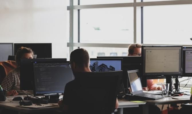 Trabajadores en una oficina. Photo by Sigmund on Unspalsh