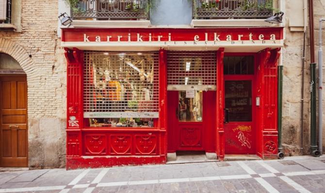 Escaparate de un comercio en una calle de Euskadi. Photo by Marco de Luca on Unsplash
