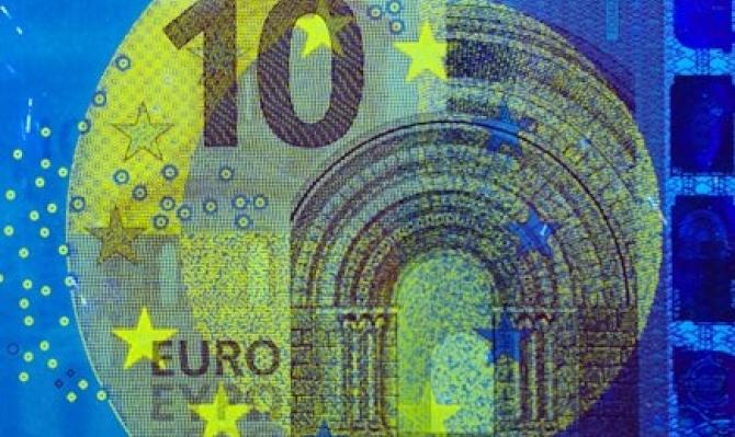 Billete de euro bajo luz de infrarrojos. Photo by Immo Wegmann on Unsplash