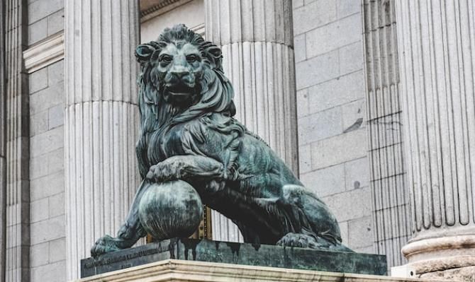 León del Congreso de los Diputados, Madrid. Photo by Yuni Martin on Unsplash