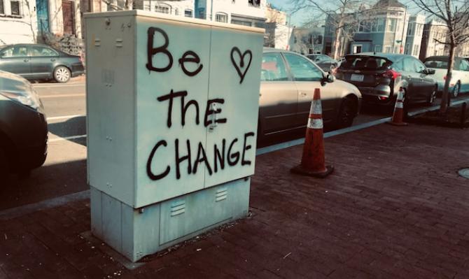Pintada callejera "Be the change" ("Sé el cambio"). Photo by Maria Thalassinou on Unsplash