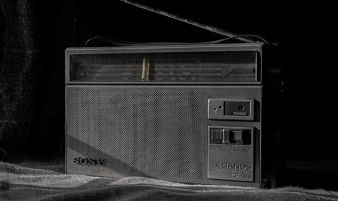 Transistor de radio. Photo by Muhammad Hussam on Unsplash