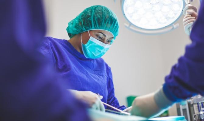 Médicos operando a un paciente en un quirófano. Photo by Artur Tumasjan on Unsplash