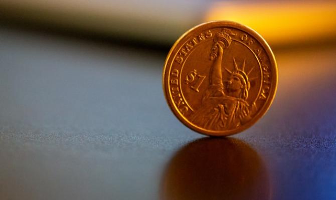 Moneda de dólar con la efigie de la Estatua de la Libertad. Photo by Derrick Treadwell