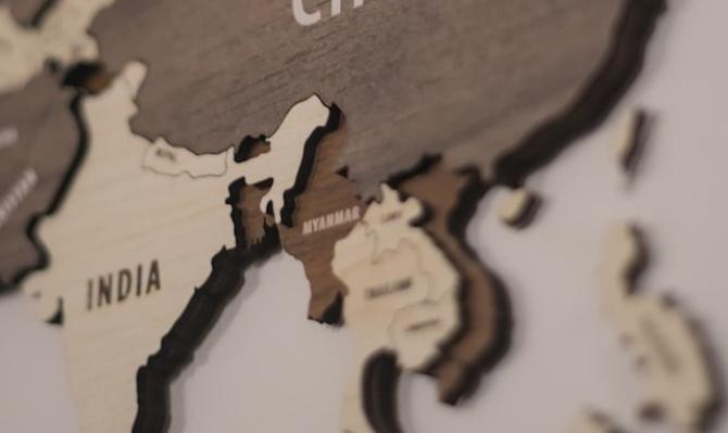 Mapa parcial de Asia hecho en madera con China e India destacados. Photo by Goodman Vhamdyo on Unsplash
