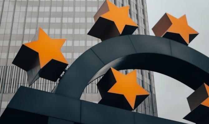 Detalle del símbolo del euro ante la sede del BCE. Photo by Christian Lue on Unsplash