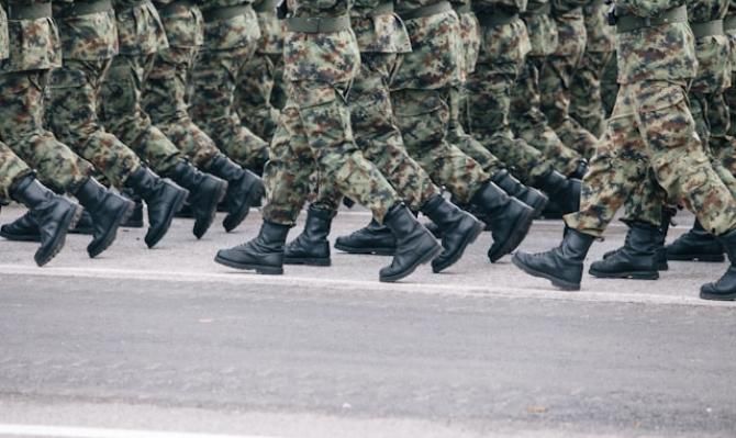 Tropa de soldados desfilando. Photo by Filip Andrejevic on Unsplash