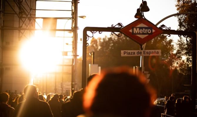 Imagen de gente en frente de una parada de metro de Madrid. Photo by David Monje on Unsplash