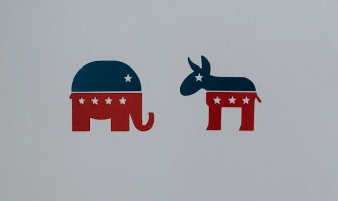 Dibujos de un elefante y un burro con los colores de la bandera de EE. UU. para 