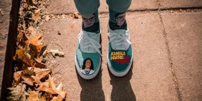 Deportivas customizadas para dar apoyo a Kamala Harris. Foto de Colin Lloyd on Unsplash