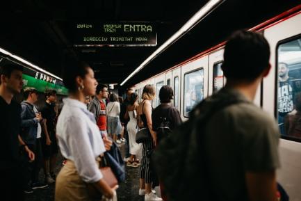 Andén de metro. Photo by Emrecan Arik on Unsplash