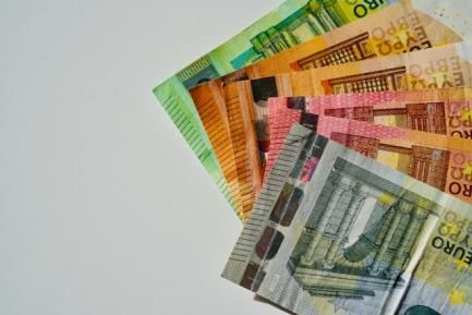 Billetes de euro. Photo by John Vid on Unsplash