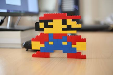 Figurita de Super Mario hecha con piezas de lego. Foto de Sahand Babli en Unsplash